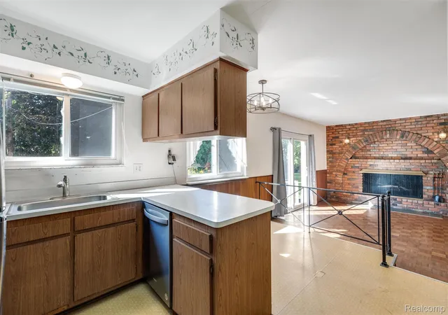 Photo 4 of Single family home for sale at 30190 Pleasant Trl, Southfield, MI 48076 | MLS# 20261080547 | Listing updated on 2026-10-06