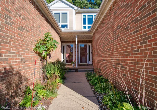 Listing Photo 1 - Condo for sale in building located at 5575 Woodruff Shore Dr, Brighton, MI 48116 - Unit #