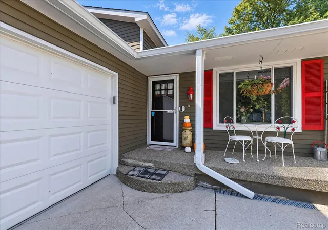 Photo 2 of Single family home for sale at 1364 Farmridge Ave, Waterford, MI 48328 | MLS# 20261080588 | Listing updated on 2026-10-20