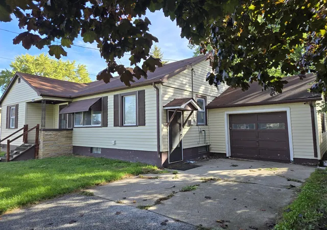 Photo 2 of Single family home for sale at 2613 S Monroe St, Bay City, MI 48708 | MLS# 64026053011 | Listing updated on 2026-10-05