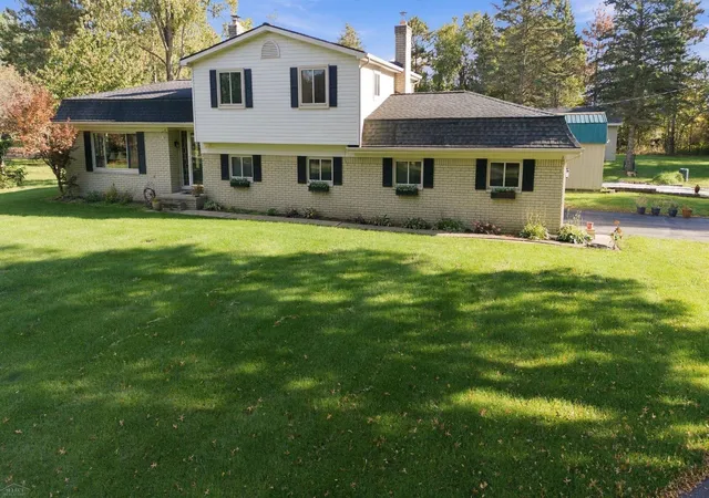 Photo 2 of Single family home for sale at 3423 Burwood Ln, Highland, MI 48357 | MLS# 58050223903 | Listing updated on 2026-10-06