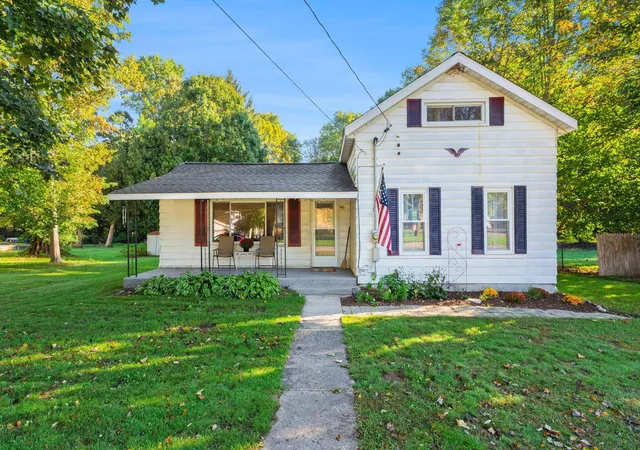 Photo 1 of Single family home for sale at 401 Main St, Lawrence, MI 49064 | MLS# 66026053061 | Listing updated on 2026-10-23