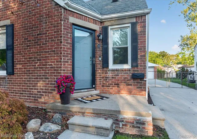 Photo 2 of Single family home for sale at 210 N Wilson Ave, Royal Oak, MI 48067 | MLS# 20261080683 | Listing updated on 2026-10-17