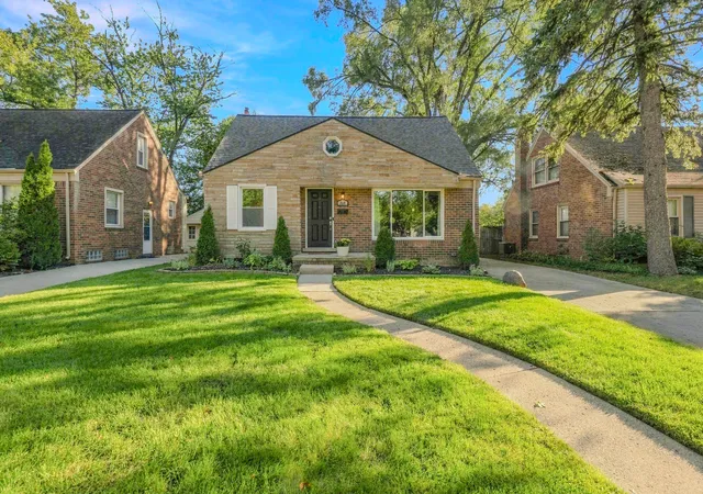 Photo 2 of Single family home for sale at 1518 Red Run Dr, Royal Oak, MI 48073 | MLS# 81026053076 | Listing updated on 2026-10-14