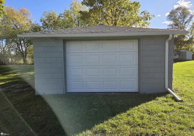 Photo 3 of Single family home for sale at 906 Maple St, Mount Morris, MI 48458 | MLS# 5050223924 | Listing updated on 2026-10-28
