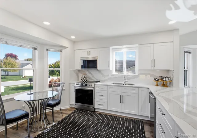 Listing Photo 5 - Condo for sale in building located at 7404 Cross Creek Dr, Genesee, MI 48473