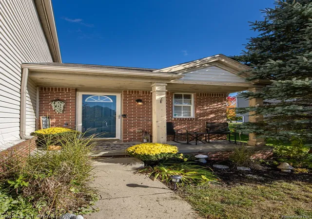 Photo 3 of Single family home for sale at 858 Canyon Crk Dr, Holly, MI 48442 | MLS# 20261080746 | Listing updated on 2026-10-18