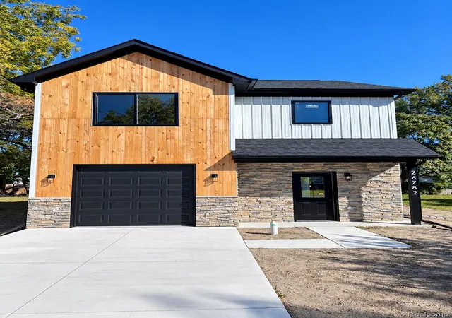 Photo 1 of Single family home for sale at 26782 Greenleaf St, Roseville, MI 48066 | MLS# 20261080748 | Listing updated on 2026-10-07