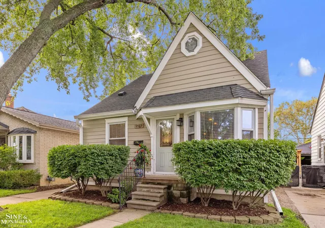 Photo 2 of Single family home for sale at 2189 Hollywood Ave, Grosse Pointe Woods, MI 48236 | MLS# 58050223948 | Listing updated on 2026-10-15