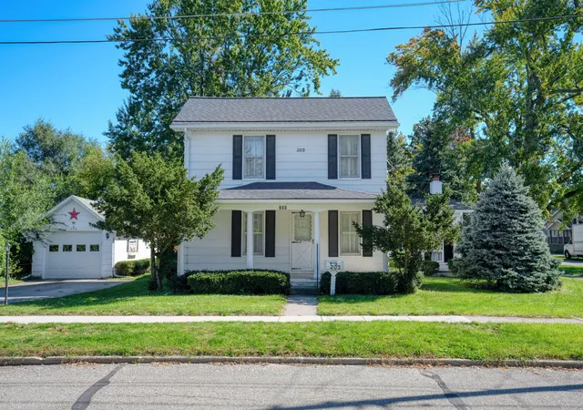Photo 2 of Single family home for sale at 205 E Chestnut St, Morenci, MI 49256 | MLS# 53026053119 | Listing updated on 2026-10-14