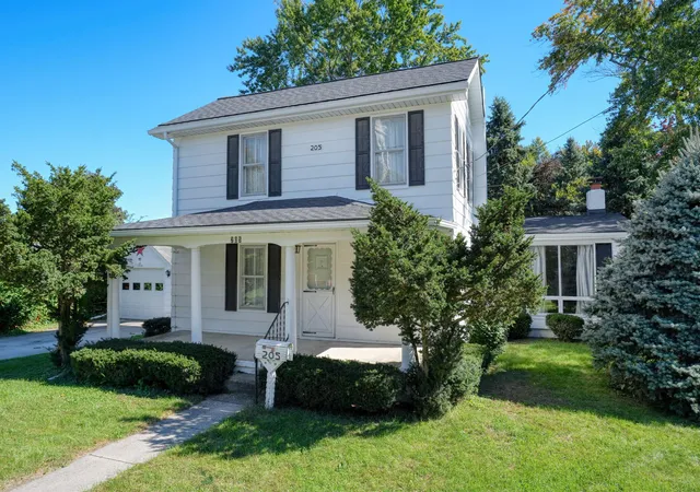 Photo 3 of Single family home for sale at 205 E Chestnut St, Morenci, MI 49256 | MLS# 53026053119 | Listing updated on 2026-10-14