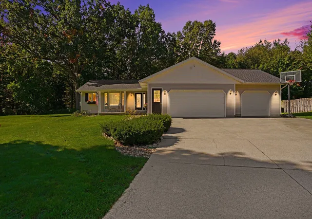 Photo 1 of Single family home for sale at 14314 Sunview Dr, Holland, MI 49424 | MLS# 71026053141 | Listing updated on 2026-10-12