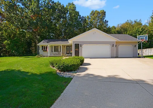 Photo 2 of Single family home for sale at 14314 Sunview Dr, Holland, MI 49424 | MLS# 71026053141 | Listing updated on 2026-10-12