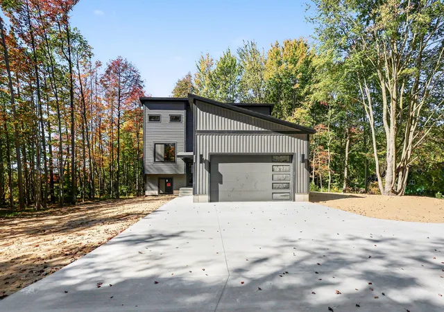Photo 2 of Single family home for sale at 3803 S Brooks Rd, Muskegon, MI 49444 | MLS# 71026053159 | Listing updated on 2026-10-14