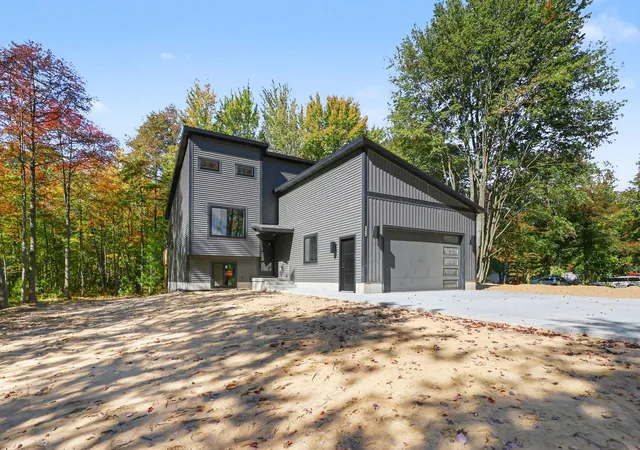 Photo 3 of Single family home for sale at 3803 S Brooks Rd, Muskegon, MI 49444 | MLS# 71026053159 | Listing updated on 2026-10-14