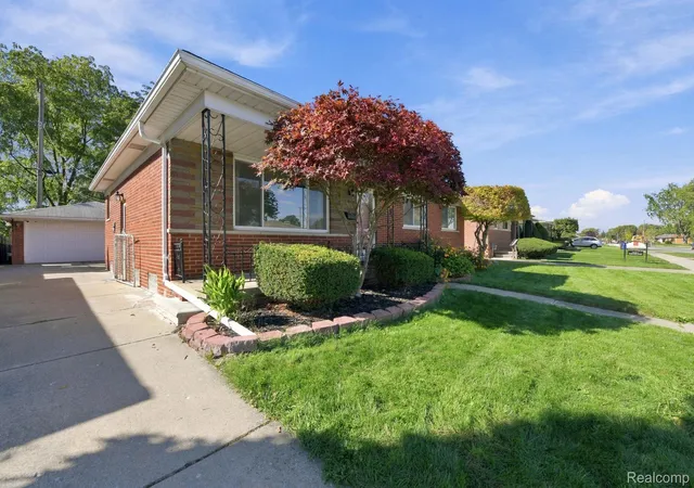 Photo 3 of Single family home for sale at 28359 Los Olas Dr, Warren, MI 48093 | MLS# 20261080863 | Listing updated on 2026-10-10