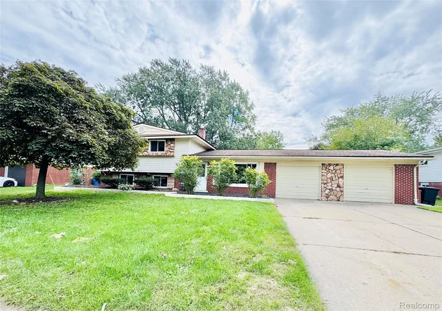 Photo 1 of Single family home for sale at 5779 Strathdon Way, Waterford, MI 48327 | MLS# 20261080885 | Listing updated on 2026-10-12