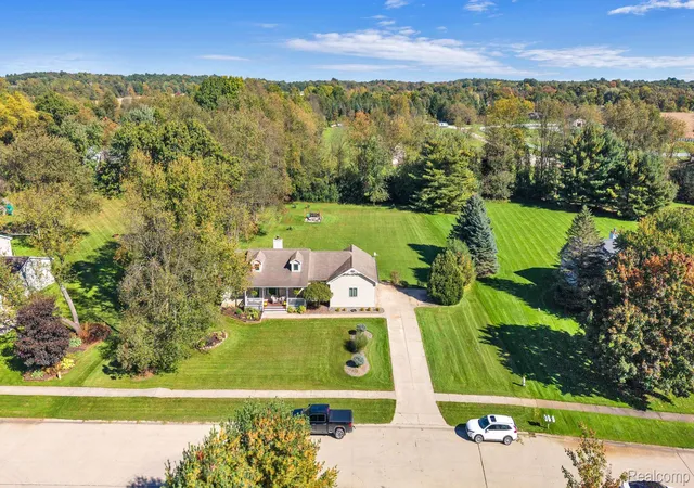 Photo 3 of Single family home for sale at 5385 Dillon Dr, White Lake, MI 48383 | MLS# 20261080884 | Listing updated on 2026-10-19