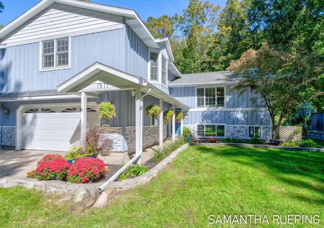 Photo 3 of Single family home for sale at 1571 Waukazoo Dr, Holland, MI 49424 | MLS# 65026053203 | Listing updated on 2026-10-13