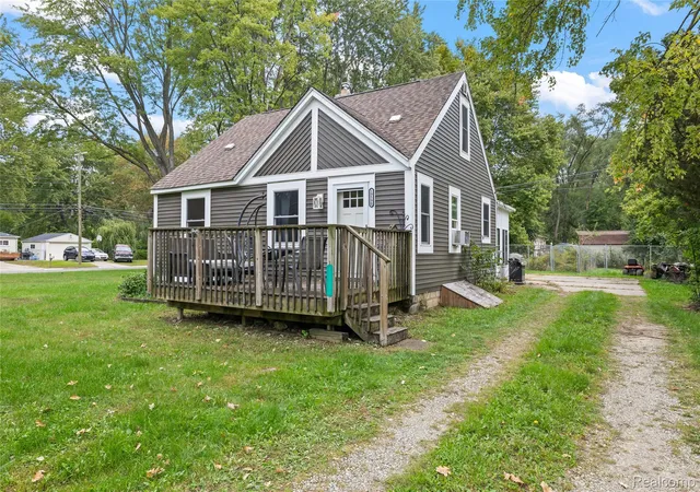 Photo 2 of Single family home for sale at 19590 Parkville St, Livonia, MI 48152 | MLS# 20261080952 | Listing updated on 2026-10-09