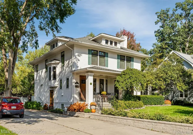 Photo 2 of Single family home for sale at 18 Kenberton Dr, Pleasant Ridge, MI 48069 | MLS# 20261080961 | Listing updated on 2026-10-09