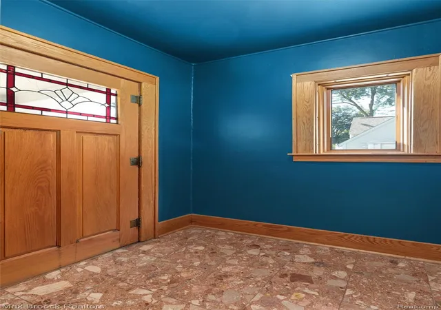 Photo 4 of Single family home for sale at 18 Kenberton Dr, Pleasant Ridge, MI 48069 | MLS# 20261080961 | Listing updated on 2026-10-09