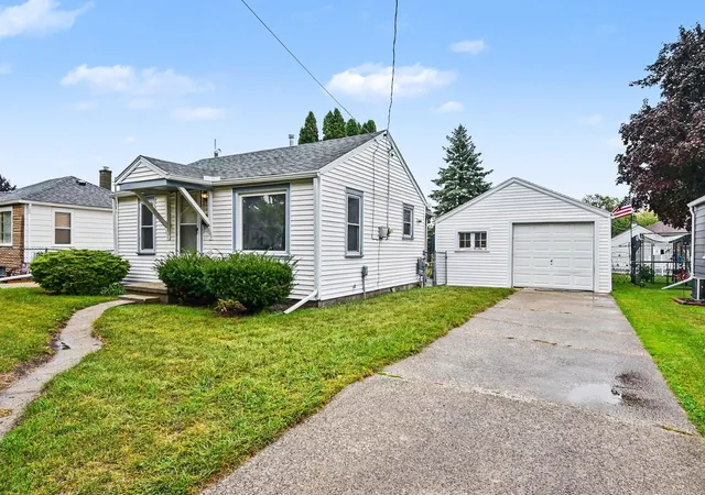 Photo 2 of Single family home for sale at 1607 S Farragut St, Bay City, MI 48708 | MLS# 5050224017 | Listing updated on 2026-10-10
