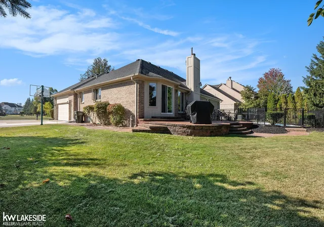 Photo 3 of Single family home for sale at 2679 Larch Dr, Sterling Heights, MI 48314 | MLS# 58050224026 | Listing updated on 2026-10-14