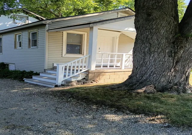 Photo 1 of Single family home for sale at 193 Hickory Dr, Troy, MI 48083 | MLS# 20261081017 | Listing updated on 2026-10-09