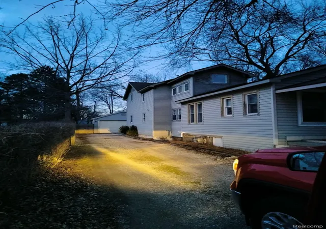 Photo 2 of Single family home for sale at 193 Hickory Dr, Troy, MI 48083 | MLS# 20261081017 | Listing updated on 2026-10-09