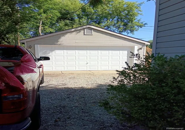 Photo 3 of Single family home for sale at 193 Hickory Dr, Troy, MI 48083 | MLS# 20261081017 | Listing updated on 2026-10-09