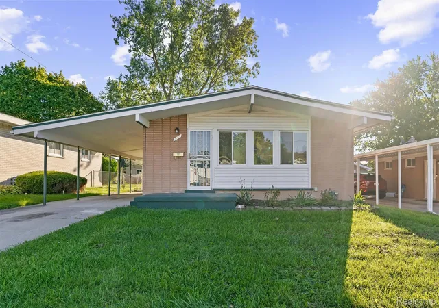 Photo 3 of Single family home for sale at 466 Thors St, Pontiac, MI 48342 | MLS# 20261081022 | Listing updated on 2026-10-17