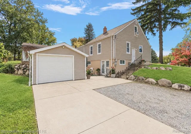Photo 1 of Sale Pending at 1566 Joslyn Ave, Pontiac, MI 48340 | MLS# 20261081025 | Listing updated on 2026-10-19