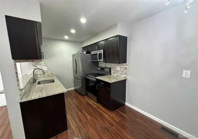 Listing Photo 5 - Condo for sale in building located at 11810 15 Mile Rd, Sterling Heights, MI 48312 - Unit #10