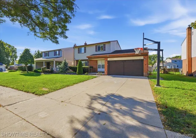 Photo 3 of Single family home for sale at 40621 Rinaldi Dr, Sterling Heights, MI 48313 | MLS# 20261081066 | Listing updated on 2026-10-07