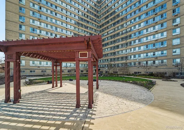 Listing Photo 3 - Condo for sale in building located at 8900 E Jefferson Ave, Detroit, MI 48214 - Unit #729