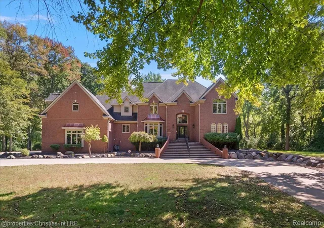Photo 2 of Mansion for sale at 6986 Montgomery Dr, Shelby Township, MI 48316 | MLS# 20261081082 | Listing updated on 2026-10-11