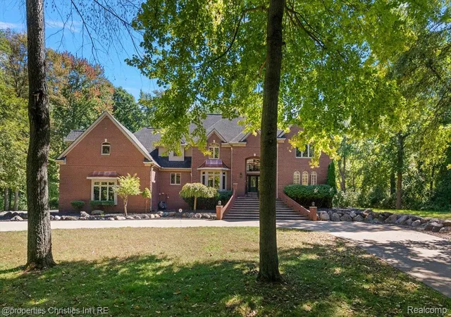 Photo 3 of Mansion for sale at 6986 Montgomery Dr, Shelby Township, MI 48316 | MLS# 20261081082 | Listing updated on 2026-10-11