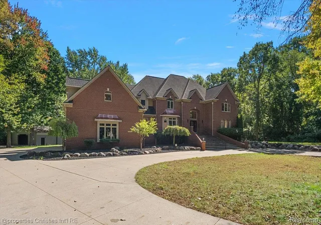 Photo 4 of Single family home for sale at 6986 Montgomery Dr, Shelby Township, MI 48316 | MLS# 20261081082 | Listing updated on 2026-10-11