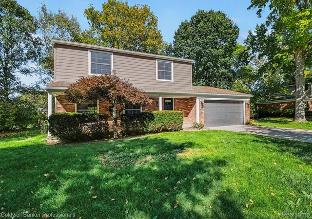 Photo 2 of Single family home for sale at 2544 Oxford Dr, Troy, MI 48084 | MLS# 20261081089 | Listing updated on 2026-10-17
