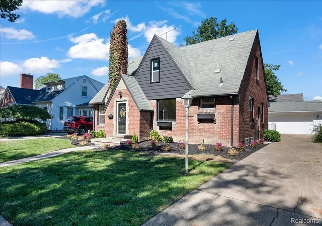 Photo 3 of Single family home for sale at 13126 Chestnut St, Southgate, MI 48195 | MLS# 20261081092 | Listing updated on 2026-10-19