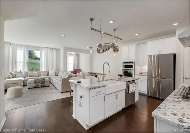 Listing Photo 5 - Condo for sale in building located at 4727 Broomfield Wy, Lake Orion, MI 48359