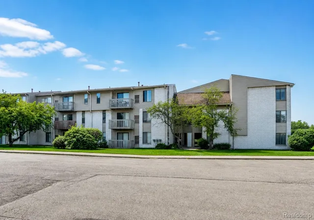 Photo 2 of Condo for sale at 32013 W Twelve Mile Rd #313, Farmington Hills, MI 48334 | MLS# 20261081113 | Listing updated on 2026-10-21