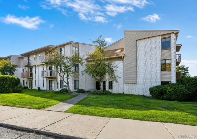 Photo 3 of Condo for sale at 32013 W Twelve Mile Rd #313, Farmington Hills, MI 48334 | MLS# 20261081113 | Listing updated on 2026-10-21