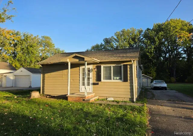 Photo 2 of Single family home for sale at 567 Helen St, Mount Morris, MI 48458 | MLS# 20261081124 | Listing updated on 2026-10-08