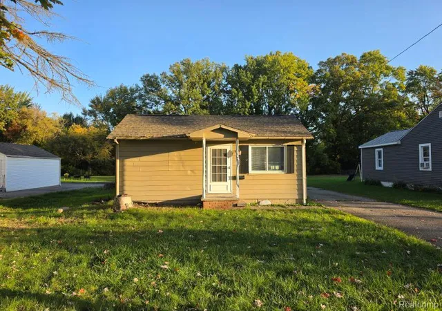 Photo 3 of Single family home for sale at 567 Helen St, Mount Morris, MI 48458 | MLS# 20261081124 | Listing updated on 2026-10-08