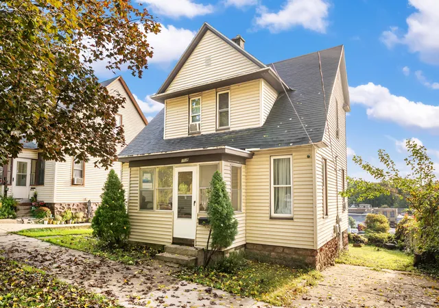 Photo 1 of Single family home for sale at 1018 Norwich Ave Sw, Grand Rapids, MI 49503 | MLS# 65026053293 | Listing updated on 2026-10-07