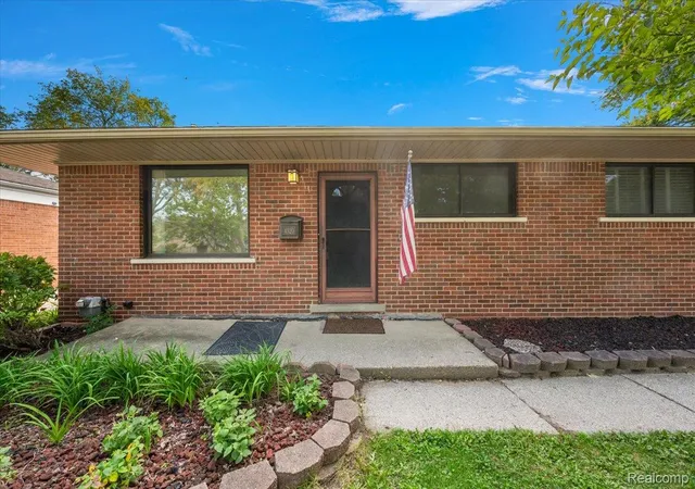 Photo 3 of Single family home for sale at 4520 Buckingham Dr, Warren, MI 48092 | MLS# 20261081152 | Listing updated on 2026-10-21