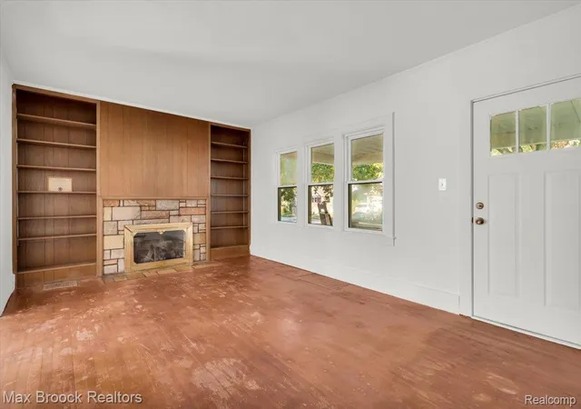 Photo 4 of Single family home for sale at 1218 Longfellow Ave, Royal Oak, MI 48067 | MLS# 20261081171 | Listing updated on 2026-10-27