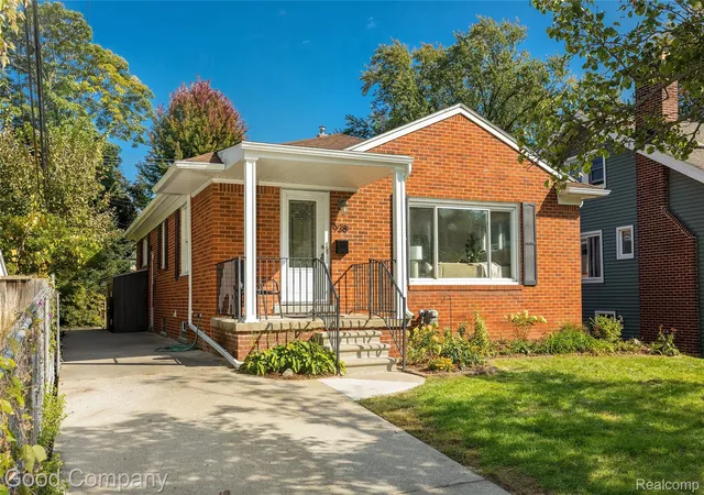 Photo 2 of Single family home for sale at 938 Edgewood Dr, Royal Oak, MI 48067 | MLS# 20261081175 | Listing updated on 2026-10-17